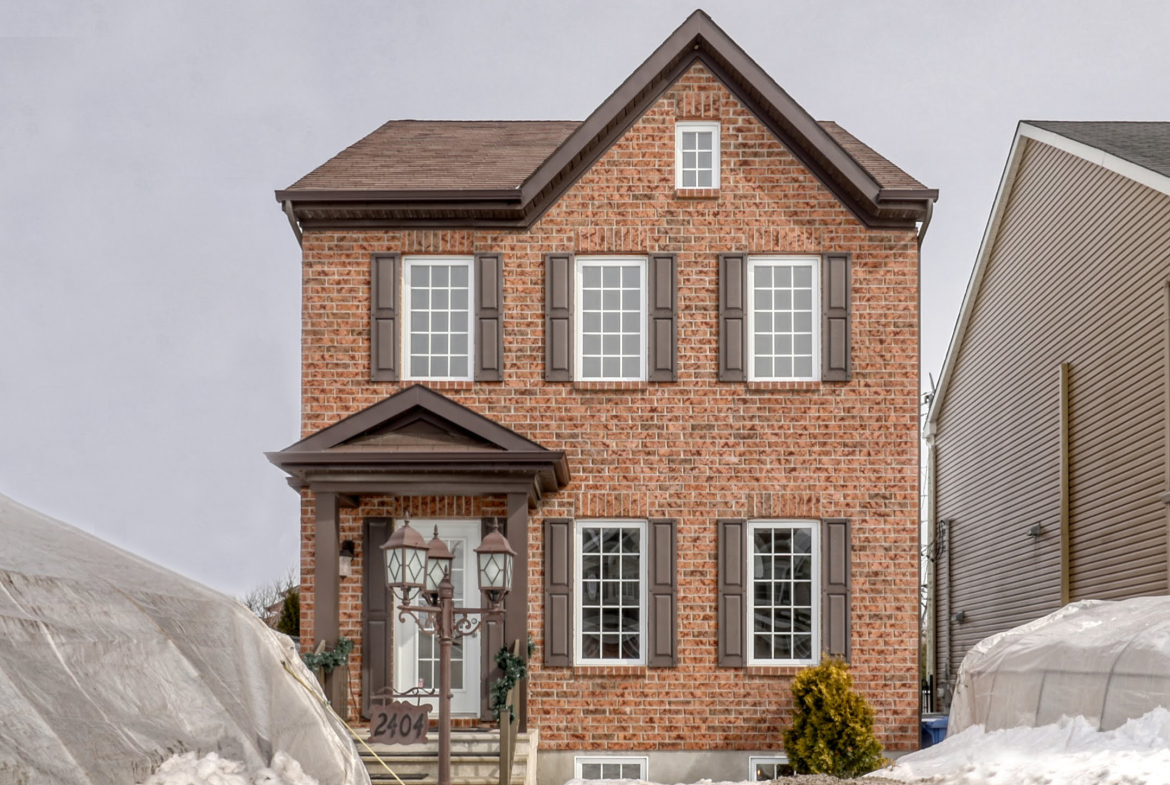 Maison unifamilliale en brique rouge a vendre a Mascouche